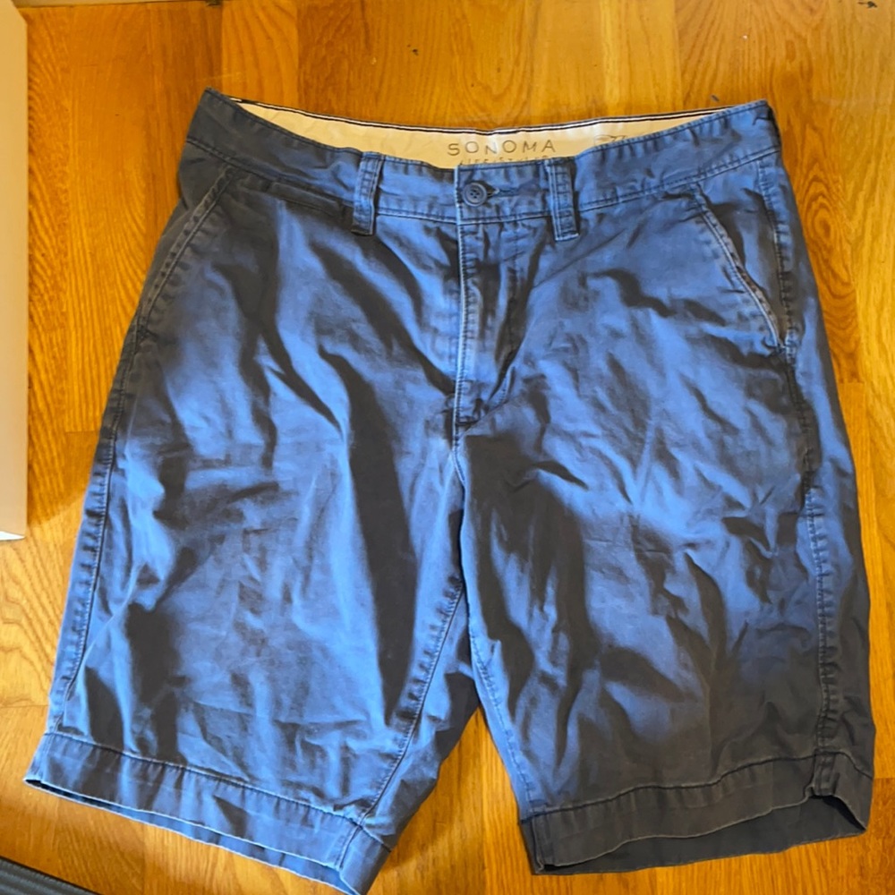 Men’s flat front blue shorts size 34